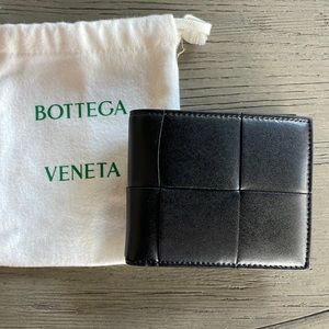 Bottega Veneta bi-fold wallet (black) with coin purse. Almost new!
